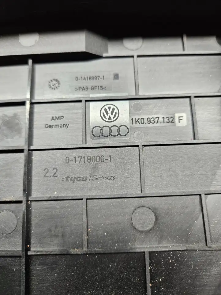 Volkswagen PASSAT B6 (2005 - 2010) 1K0937132F Крышка ящика предохранителей — фото 5