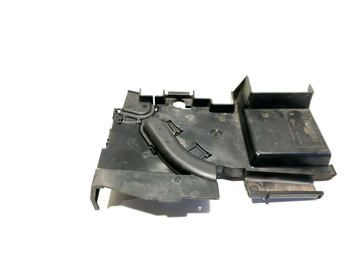 Volkswagen Touareg I (2002 - 2010)  7L0937555A Крышка ящика предохранителей