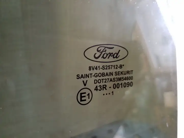 Ford Kuga I (2008 - 2012)  8V41525712B Основное стекло задних дверей