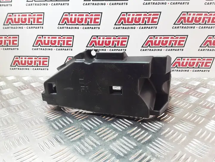 Toyota Prius (XW30) (2009 - 2015) 5842747010 Прочие детали салона — фото 1