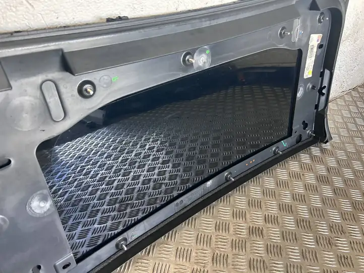 Tesla Model X (2015 - 2021) 103490300J Стекло задней двери — фото 10