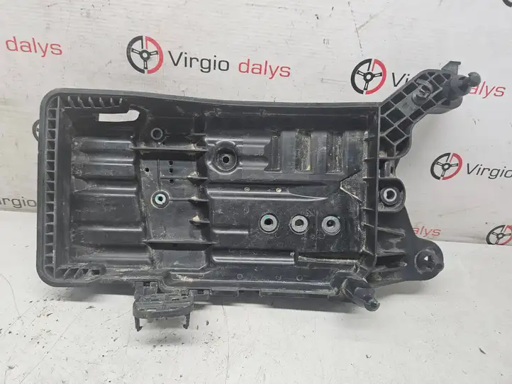 Volkswagen Touran III (2016 - ) 5QF915325B Площадка аккумулятора — фото 2