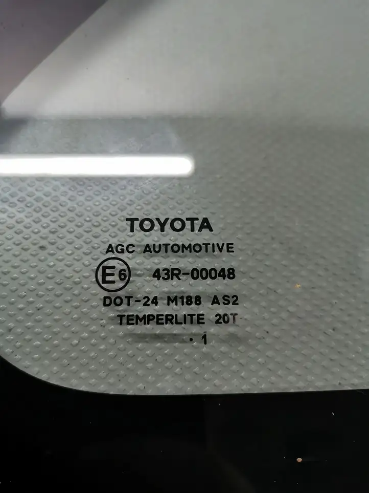 Toyota Yaris (2012 - 2014) Заднее боковое стекло — фото 2