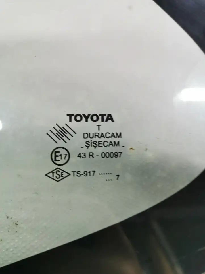 Toyota Yaris (2012 - 2014) Заднее боковое стекло — фото 2