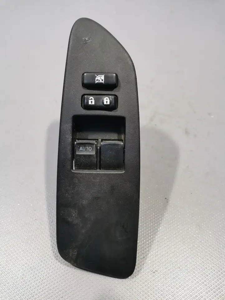 Toyota Auris 150 (2006 - 2012) Кнопка стеклоподъемников — фото 1