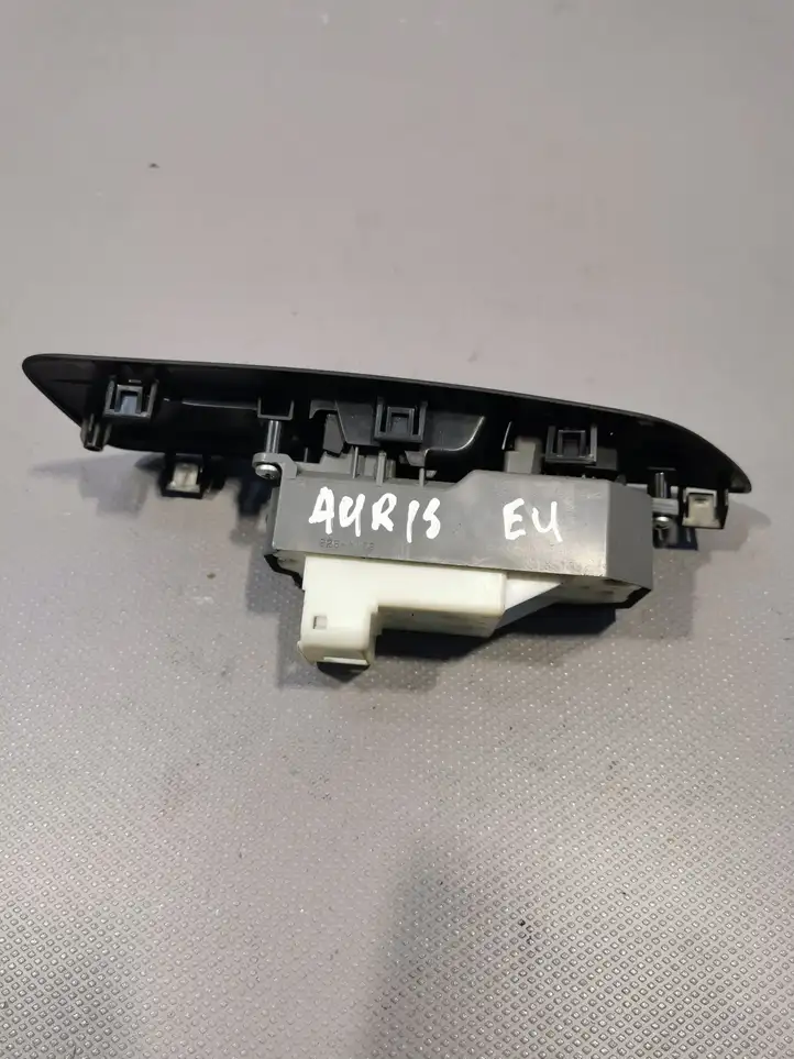 Toyota Auris 150 (2006 - 2012) Кнопка стеклоподъемников — фото 3