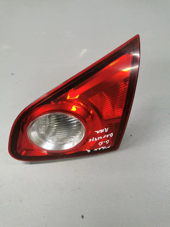 Nissan Qashqai (2006 - 2010) Задний фонарь в крышке багажника — фото 3