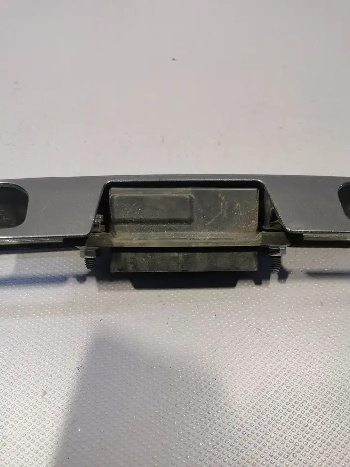 Toyota Yaris (2012 - 2014) Подсветка номера — фото 8