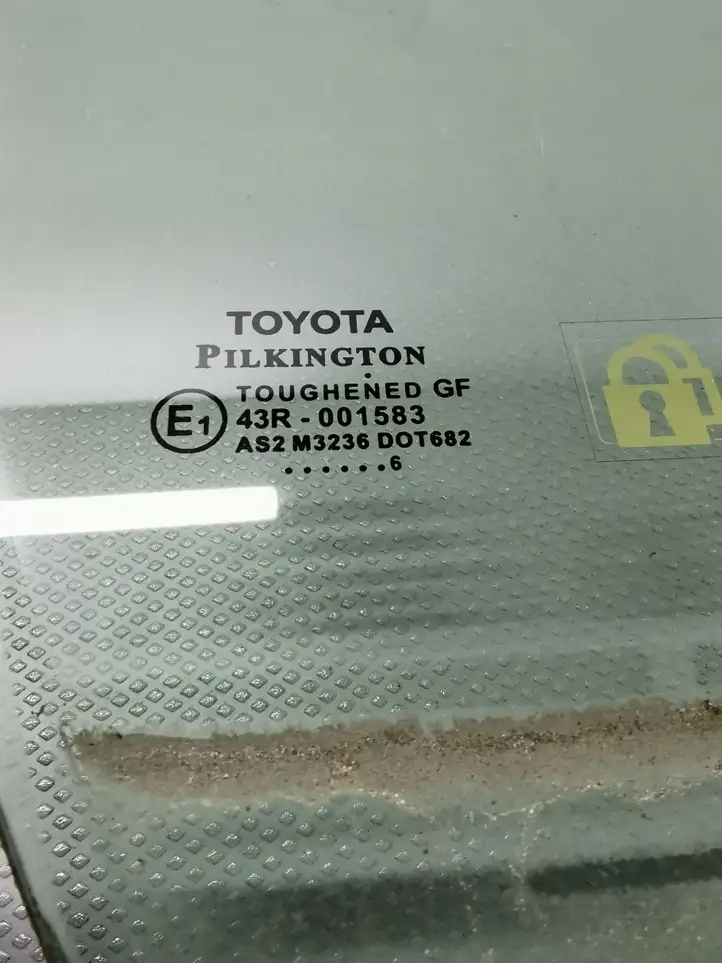 Toyota Yaris (2014 - 2019) Стекло передней двери — фото 2