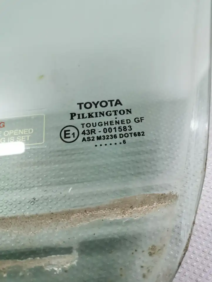 Toyota Yaris (2014 - 2019) Стекло передней двери — фото 2