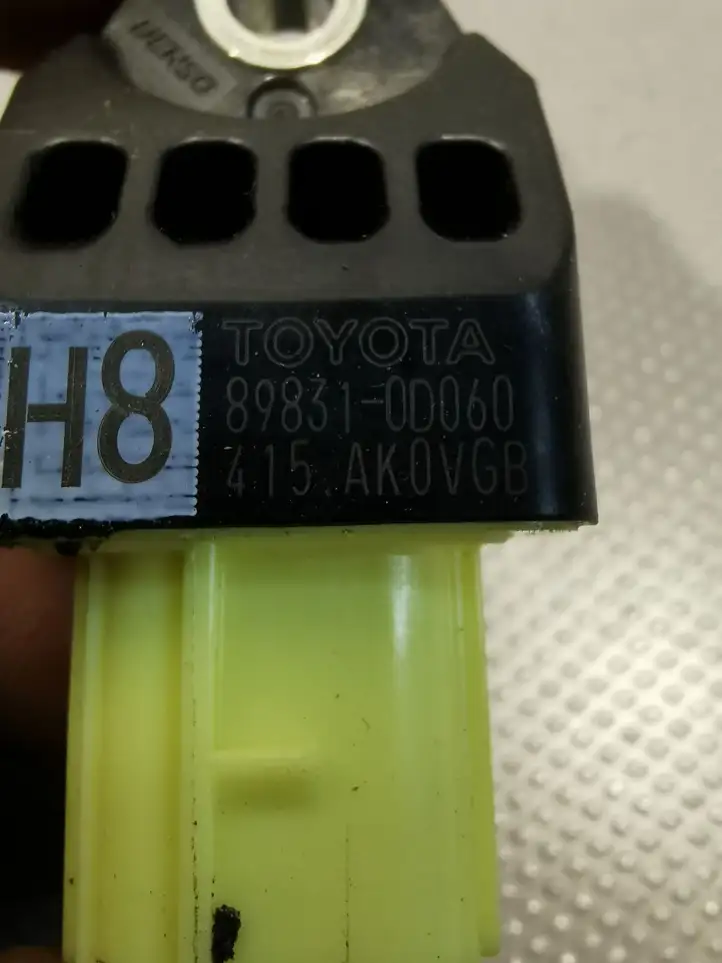Toyota Yaris (2014 - 2019) Датчик удара SRS — фото 2