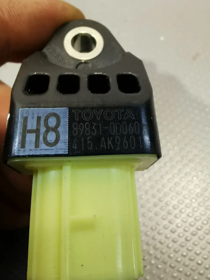Toyota Yaris (2014 - 2019) Датчик удара SRS — фото 2