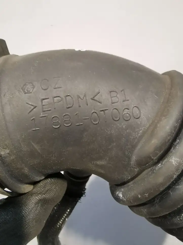 Toyota Verso (2009 - 2012) Трубка подачи воздуха — фото 3