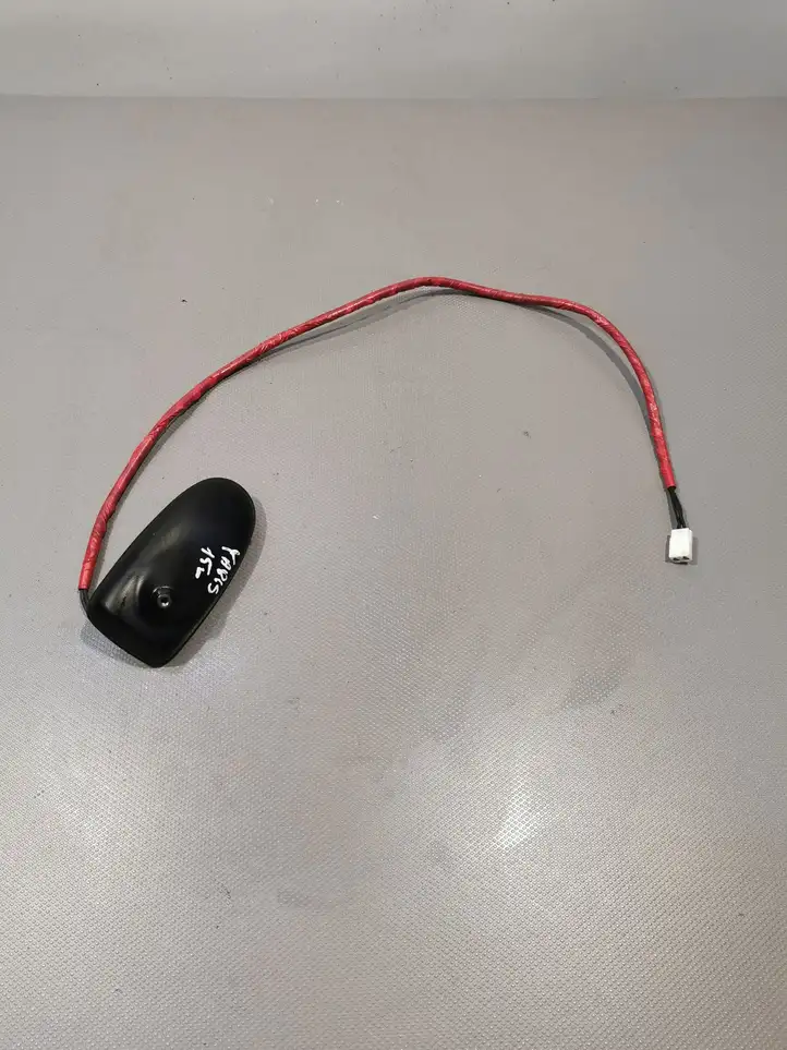 Toyota Yaris (2014 - 2019) GPS антенна — фото 1