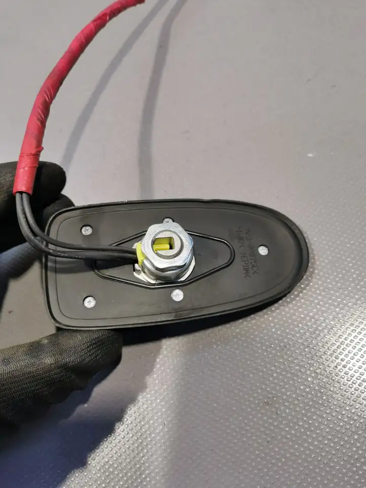 Toyota Yaris (2014 - 2019) GPS антенна — фото 4