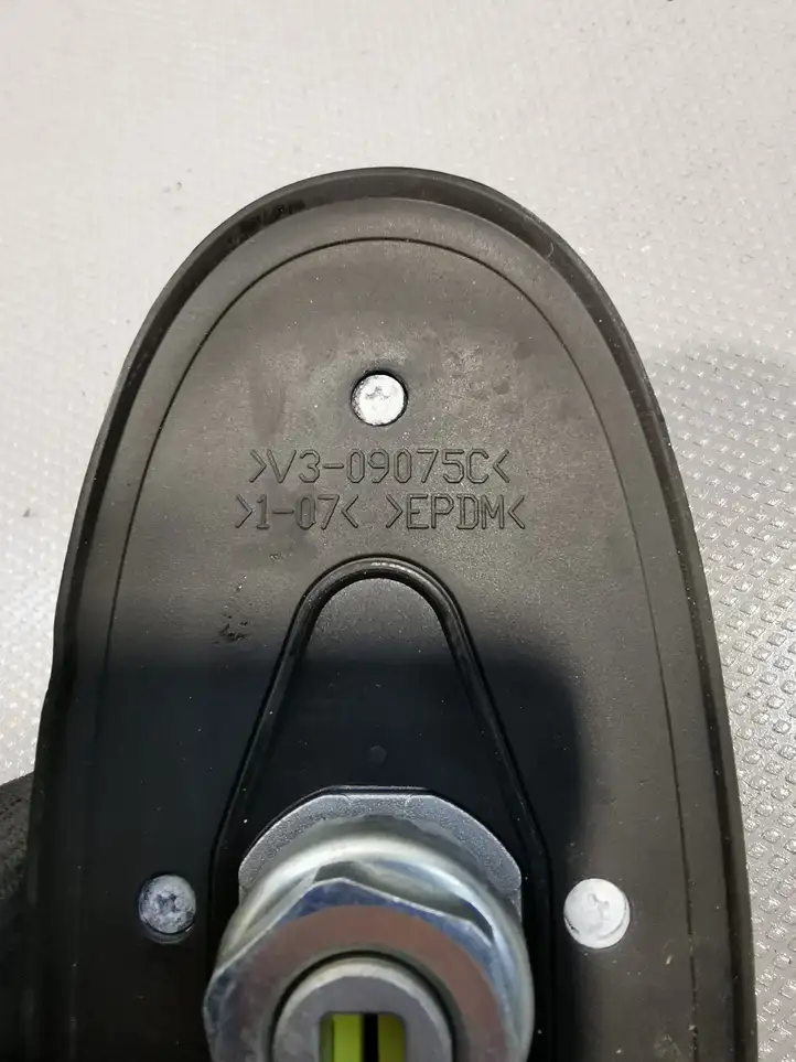 Toyota Yaris (2014 - 2019) GPS антенна — фото 5