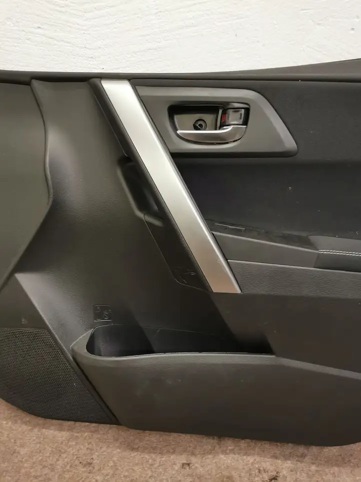Toyota Auris E180 (2012 - 2018) Прочая отделка передней двери — фото 3