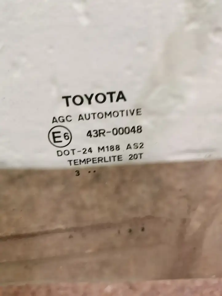 Toyota Yaris (2012 - 2014) Стекло задней двери — фото 2