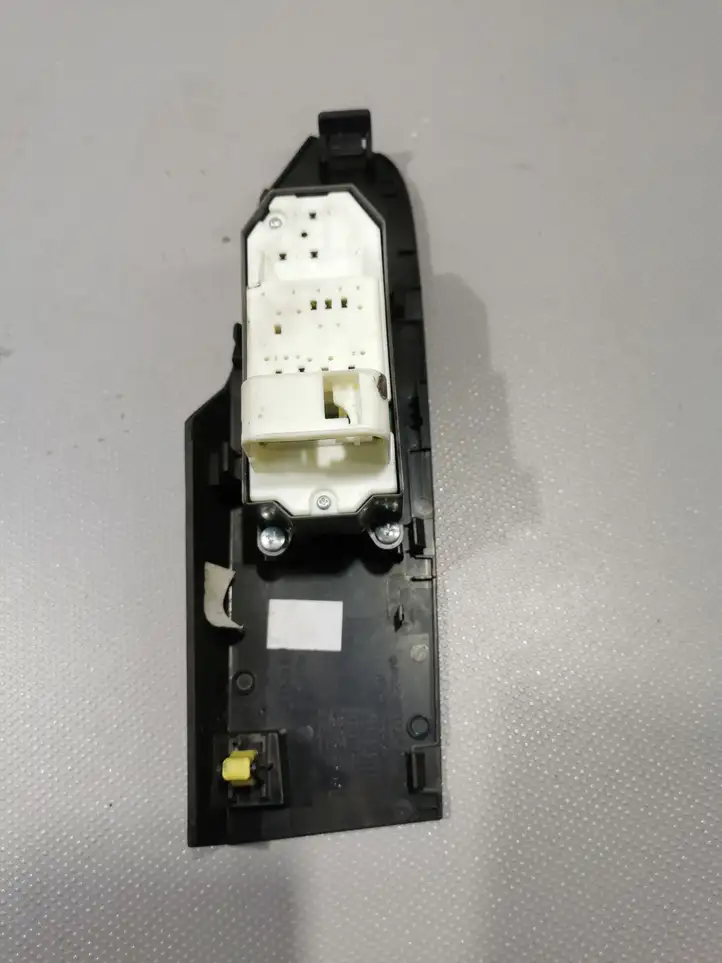 Toyota Auris E180 (2012 - 2018) Кнопка стеклоподъемников — фото 3