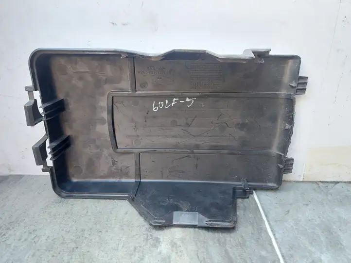 Volkswagen Golf V (2003 - 2009) 1K0915443A Крышка ящика аккумулятора — фото 2