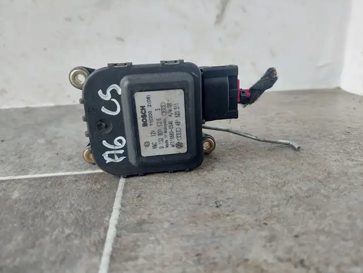 Audi A6 S6 C5 4B (1997 - 2001) 4B1820511 Двигатель задвижки потока воздуха — фото 1