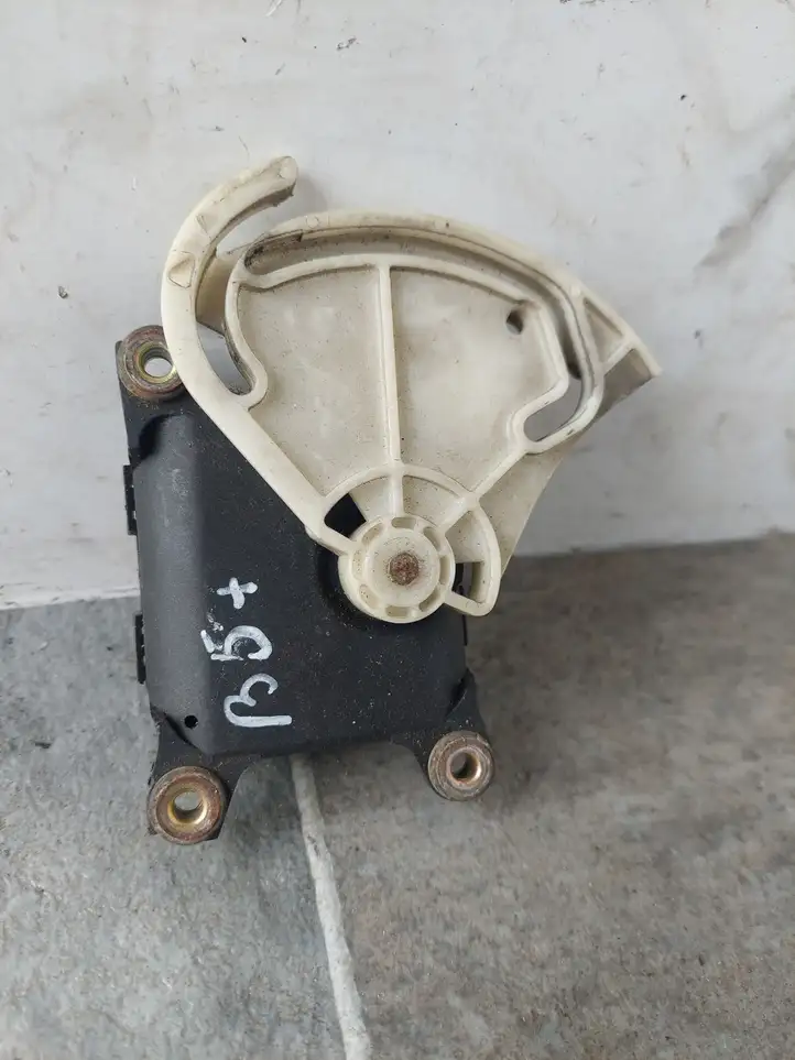 Volkswagen PASSAT B5.5 (2001 - 2005) 0132801148 Двигатель задвижки потока воздуха — фото 3