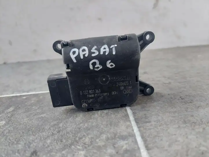 Volkswagen PASSAT B6 (2005 - 2010) 0132801363 Двигатель задвижки потока воздуха — фото 1