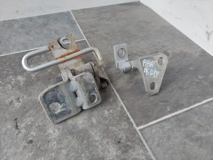 Volkswagen PASSAT B6 (2005 - 2010) Петли передней двери (комплект) — фото 2