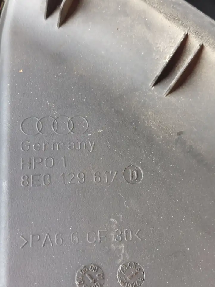 Audi A4 S4 B6 8E 8H (2000 - 2006) 8E0129617D Детали воздухозаборника — фото 3