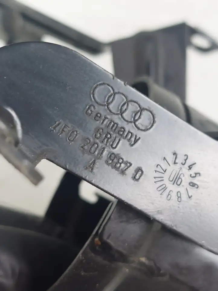 Audi A6 S6 C6 4F (2004 - 2008) 4F0201987D Кронштейн топливного фильтра — фото 3
