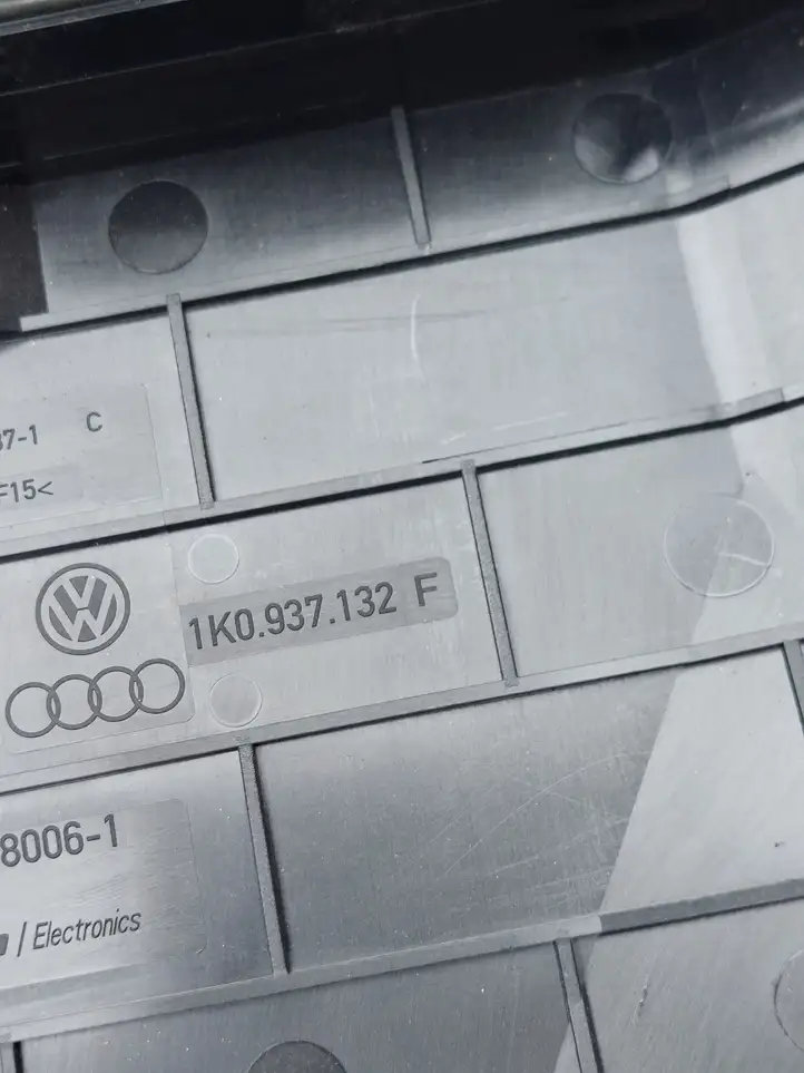 Volkswagen PASSAT B6 (2005 - 2010) 1K0937132F Крышка ящика предохранителей — фото 3