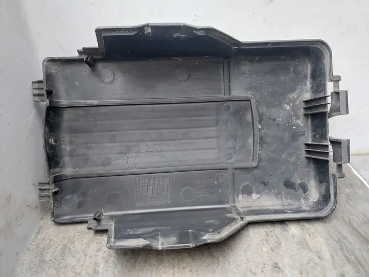 Volkswagen PASSAT B6 (2005 - 2010) 1K0915443A Крышка ящика аккумулятора — фото 2