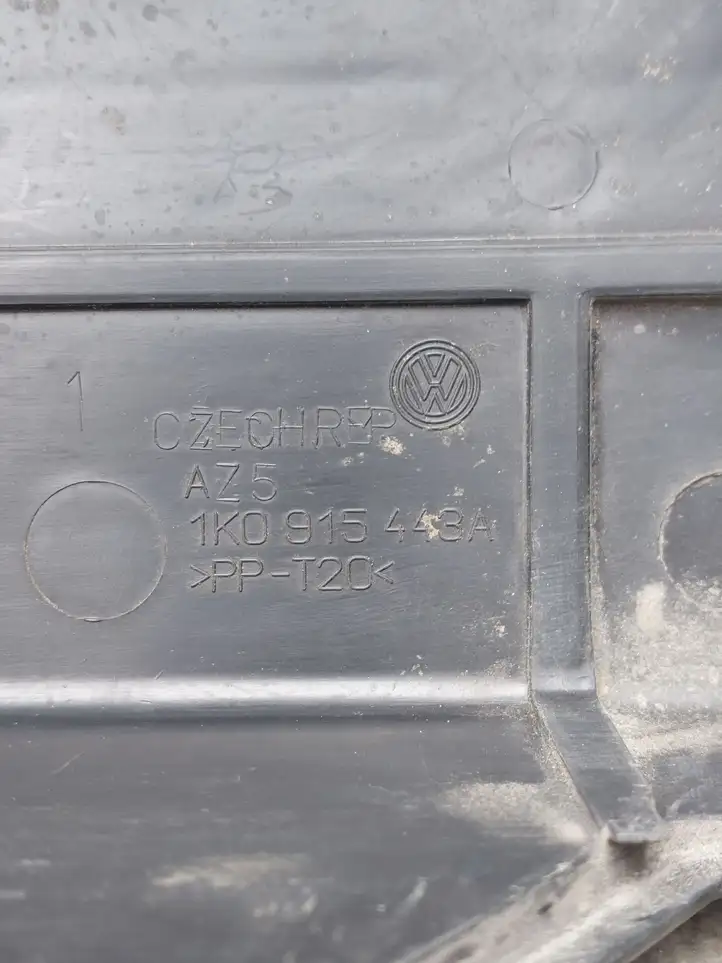 Volkswagen PASSAT B6 (2005 - 2010) 1K0915443A Крышка ящика аккумулятора — фото 3