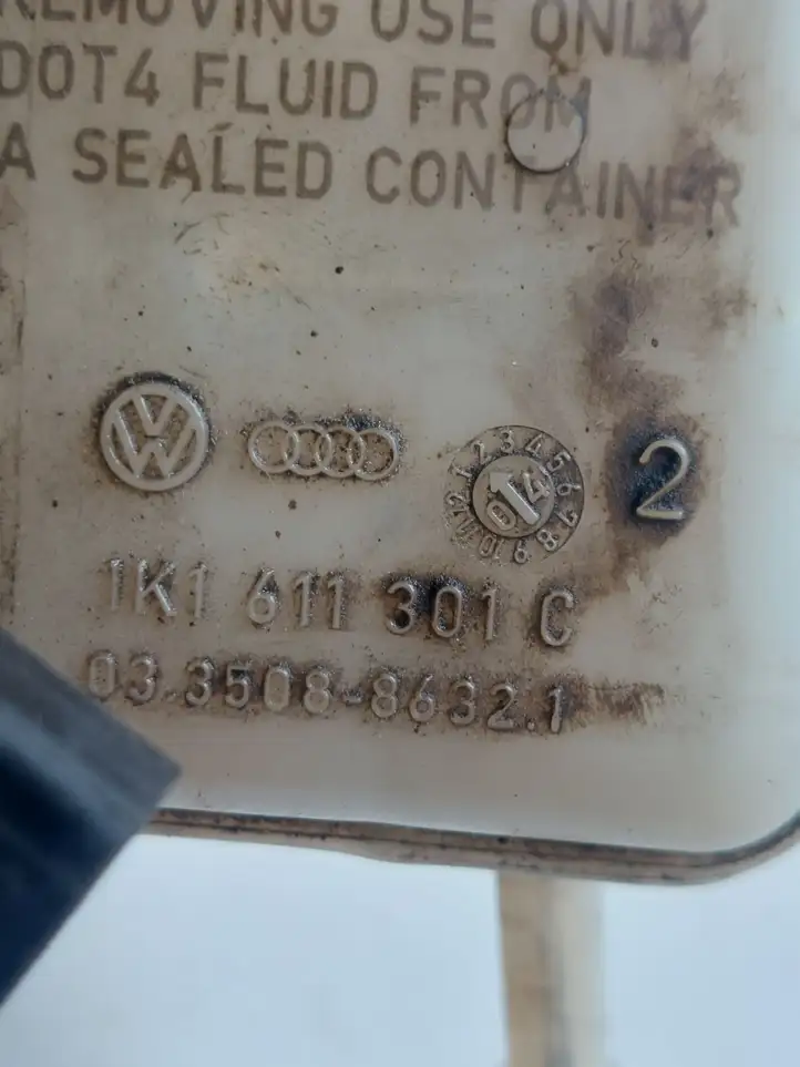 Skoda Octavia Mk2 (1Z) (2004 - 2013) 1K1611301C Бачок тормозной жидкости — фото 2
