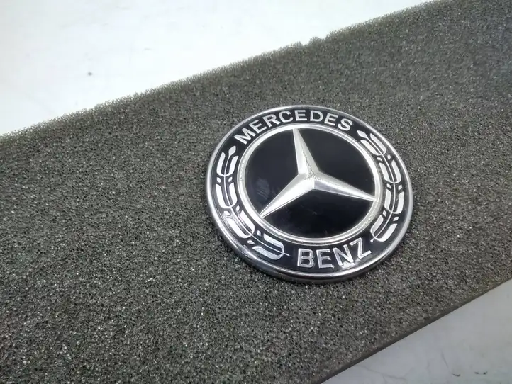 Mercedes-Benz CLA C117,X117,W117 (2013 - 2019) A0008171601 Эмблема автомобиля — фото 1