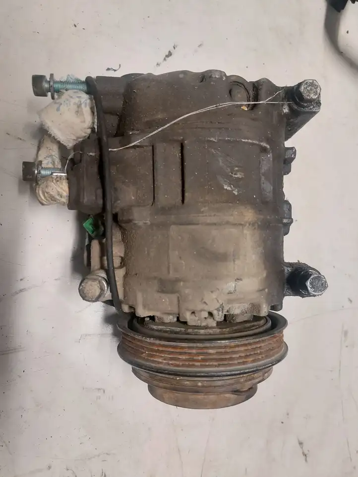 Audi A6 S6 C5 4B (1997 - 2001) 4B0260805C Кронштейн компрессора кондиционера воздуха — фото 1
