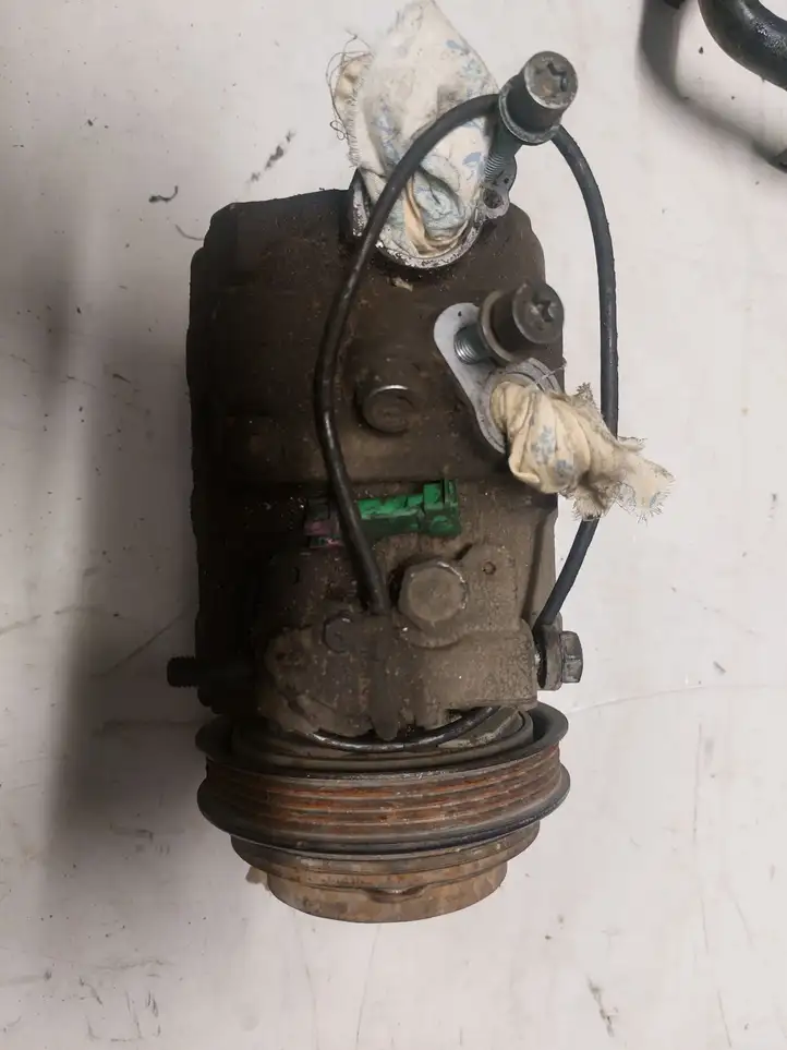 Audi A6 S6 C5 4B (1997 - 2001) 4B0260805C Кронштейн компрессора кондиционера воздуха — фото 2