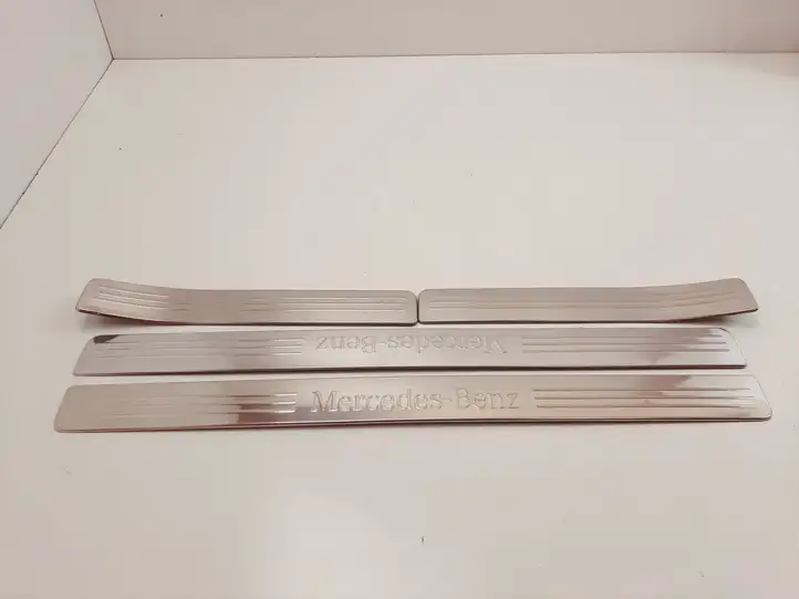 Mercedes-Benz C W204 (2007 - 2014) A2046800135 Внутренняя отделка переднего порога — фото 1