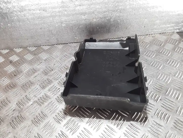 Mazda 3 (2009 - 2011)  LF3T18593 Крышка ящика аккумулятора