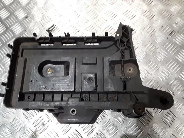Volkswagen PASSAT B6 (2005 - 2010) 1K0915333 Площадка аккумулятора — фото 1