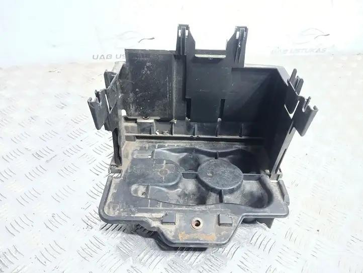 Skoda Octavia Mk1 (1U) (1996 - 2004) 1J0915333A Площадка аккумулятора — фото 1