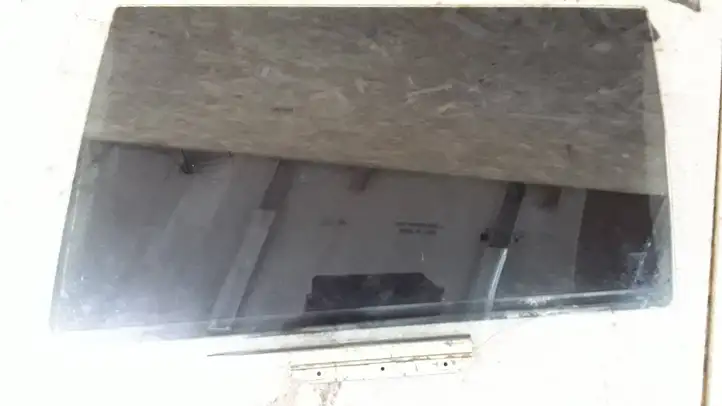 Toyota Corolla E120 E130 (2000 - 2004) E643R005834 Стекло задней двери — фото 1