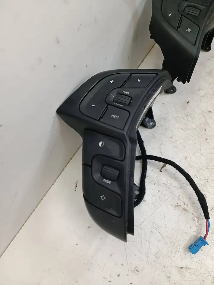 Citroen C4 Grand Picasso (2013 - 2016) 98096593ZD Кнопки на рулевом колесе — фото 3