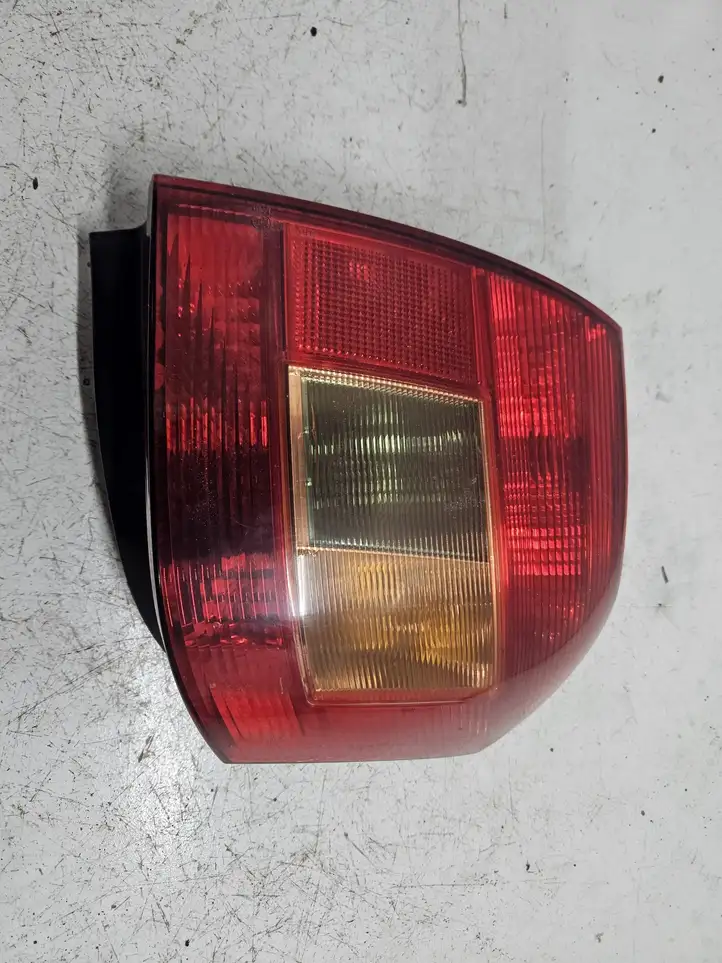 Toyota Corolla E120 E130 (2000 - 2004) 1B02F00 Задний фонарь в кузове — фото 1