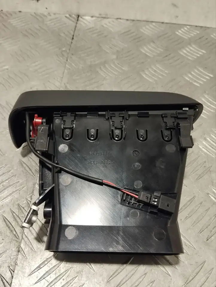 Maserati Levante (2017 - ) 6700492830 Боковой воздушный дефлектор — фото 4