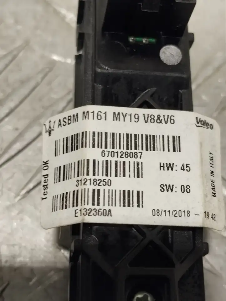 Maserati Levante (2017 - ) 670128087 Другие включатели / ручки/ переключатели — фото 7
