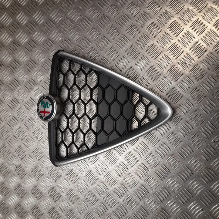 Alfa Romeo Giulietta (2016 - ) 156109980 Передняя решетка — фото 1