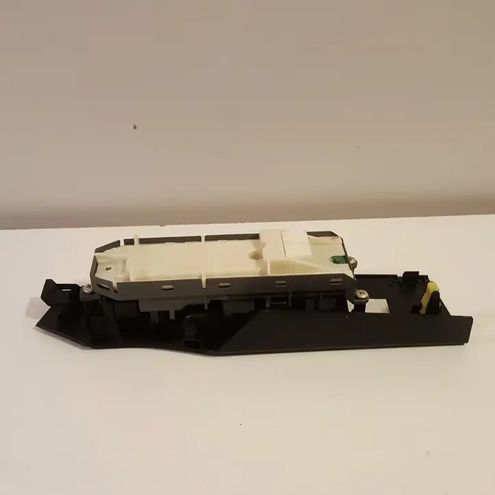 Toyota Auris E180 (2012 - 2018) 8404002120 Кнопка стеклоподъемников — фото 2
