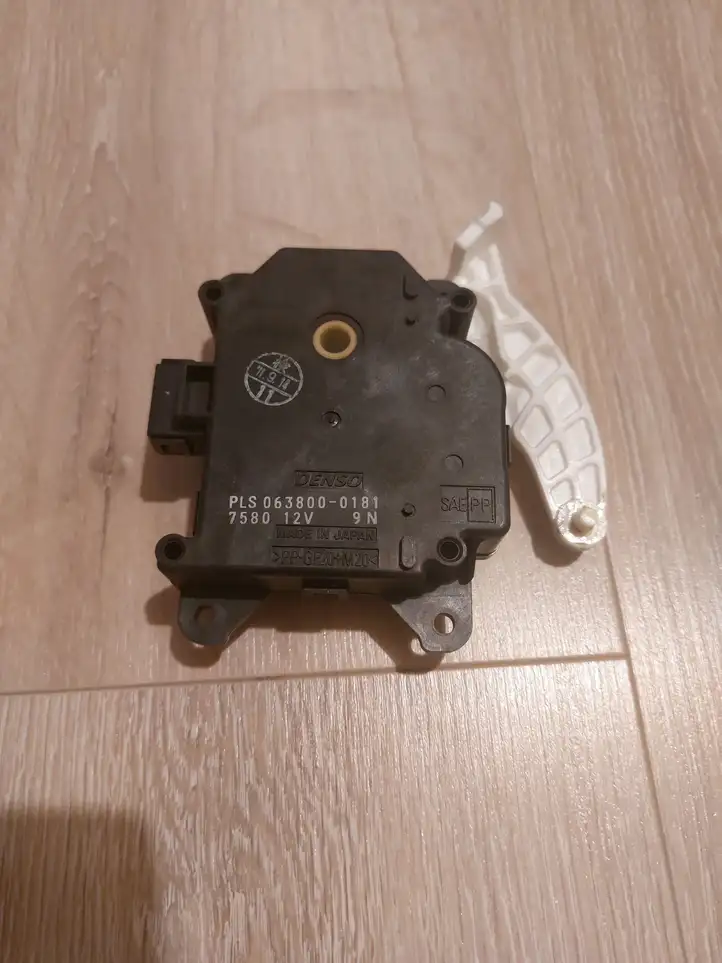 Toyota Prius (XW30) (2009 - 2015) 0638000181 Двигатель задвижки потока воздуха — фото 1