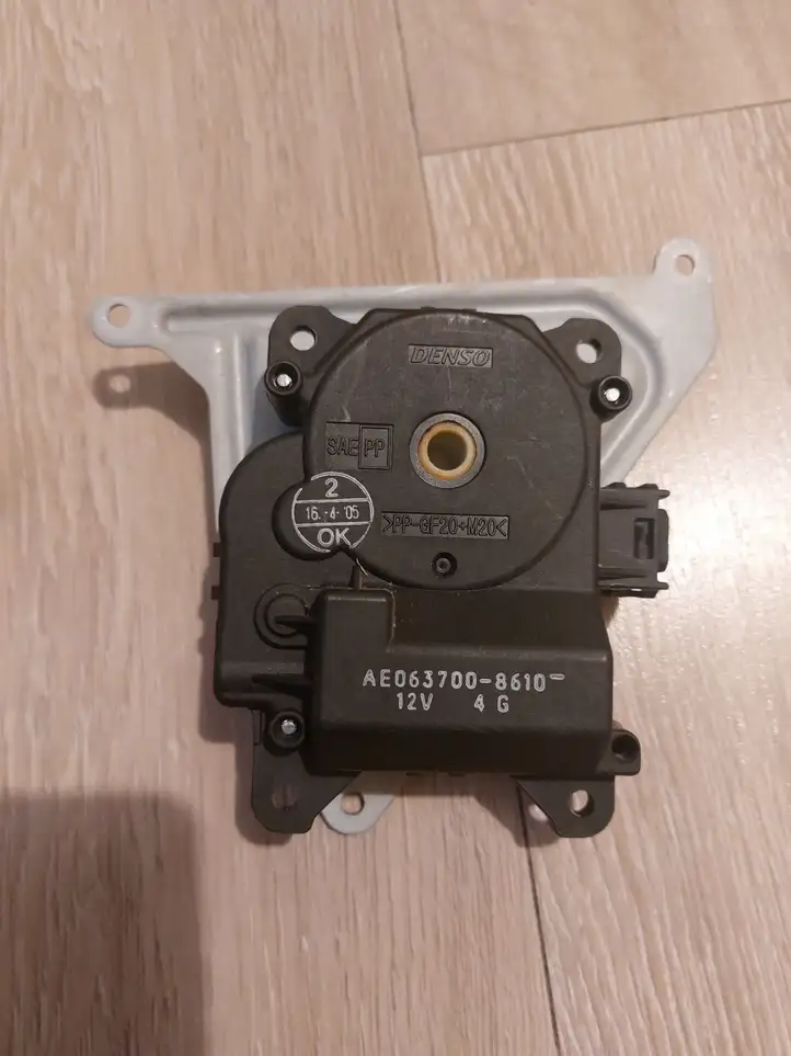 Toyota Avensis T250 (2006 - 2009) 0637008610 Двигатель задвижки потока воздуха — фото 1
